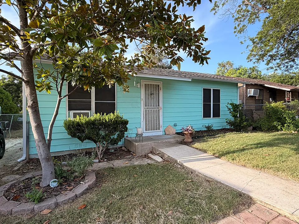 3243 W Laurel
