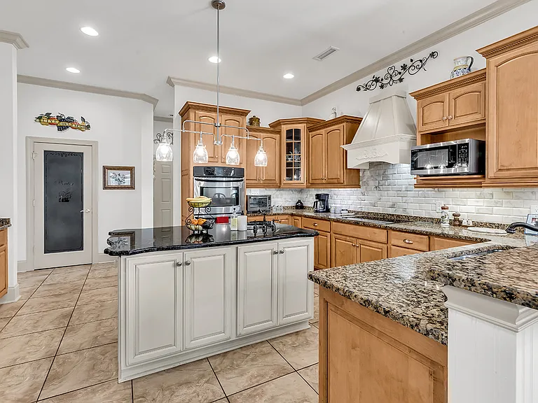 801 Bluffview Dr — Photo 16