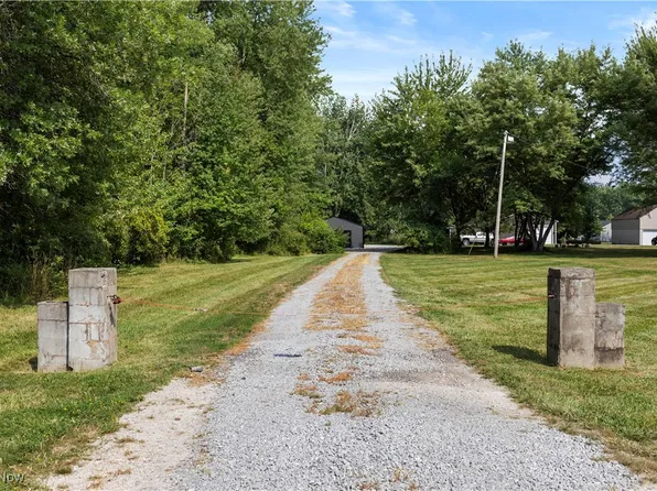 8767 Stearns Rd, Olmsted Falls, OH 44138