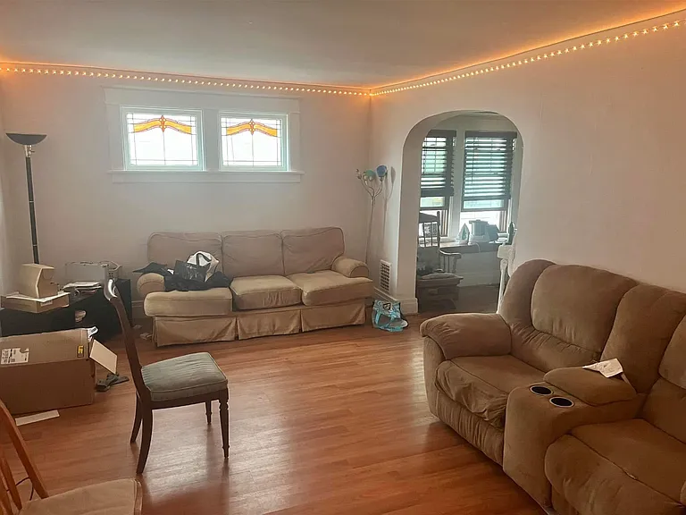 129 Montrose Ave — Photo 4