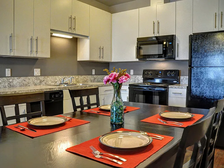 Emerald Ridge Apartments & Townhomes — Photo 10
