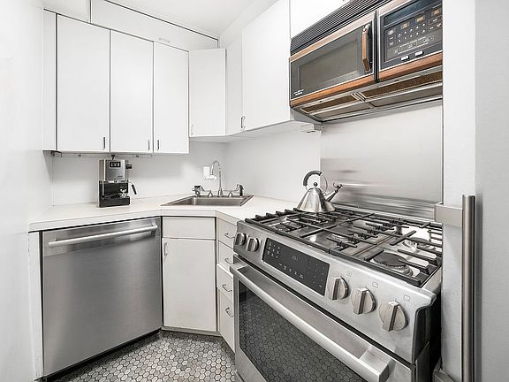 4th image of 80 E End Ave APT 2C