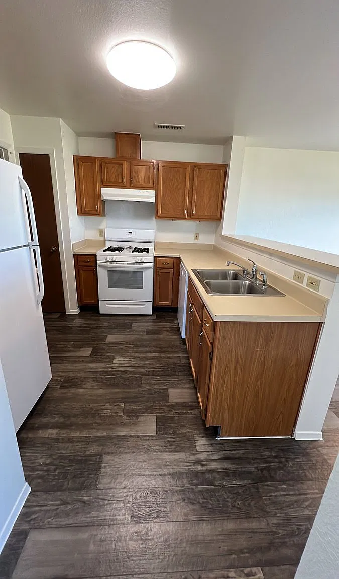 3 bed, 2.5 bath, 1328 sqft, $1,685 — Photo 3