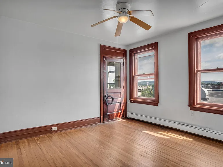 727 E Market St — Photo 30