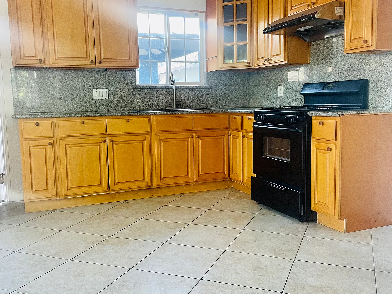 4 bed, 1400 sqft, $3,500 — Photo 4