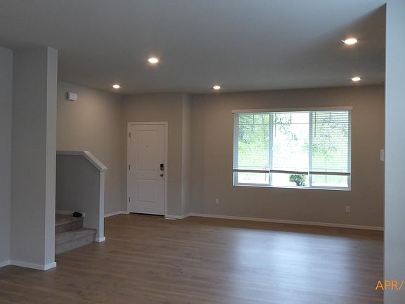 Living Room/Entrance