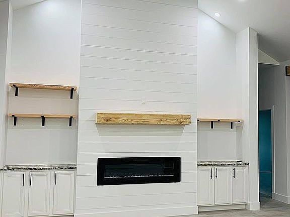 5th image of 802 W Orchard Ln