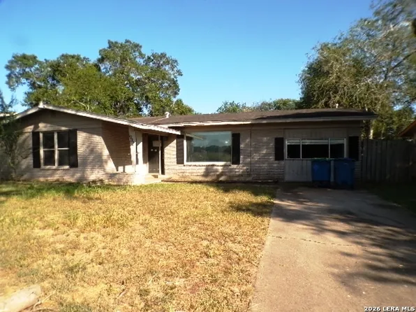 902 E CROCKETT ST, Beeville, TX 78102