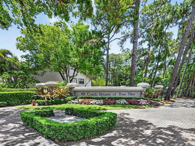 5801 Coach House Cir #E — Photo 21