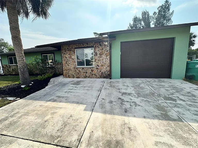390 Kenova St — Photo 2