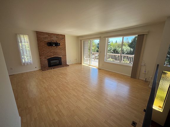 Living room, fireplace with gas insert, TV mount