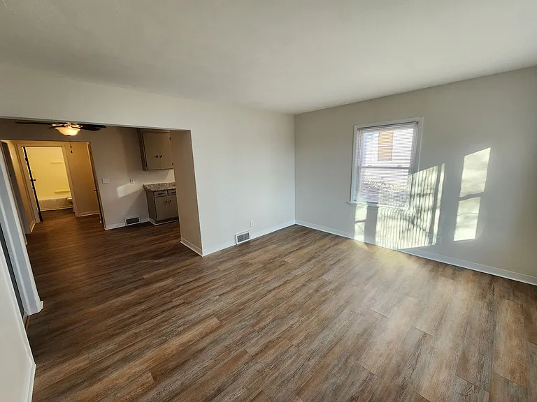 1324 E 10th St — Photo 3