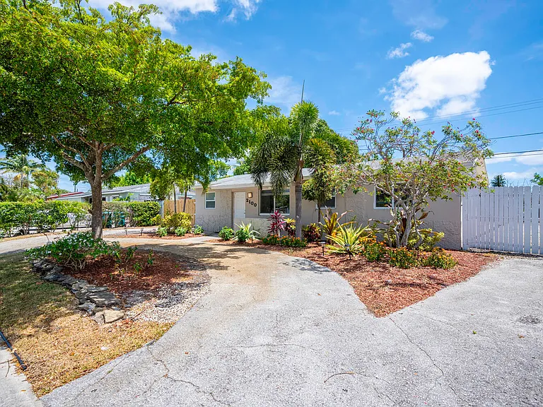 2100 N Seacrest Blvd — Photo 2