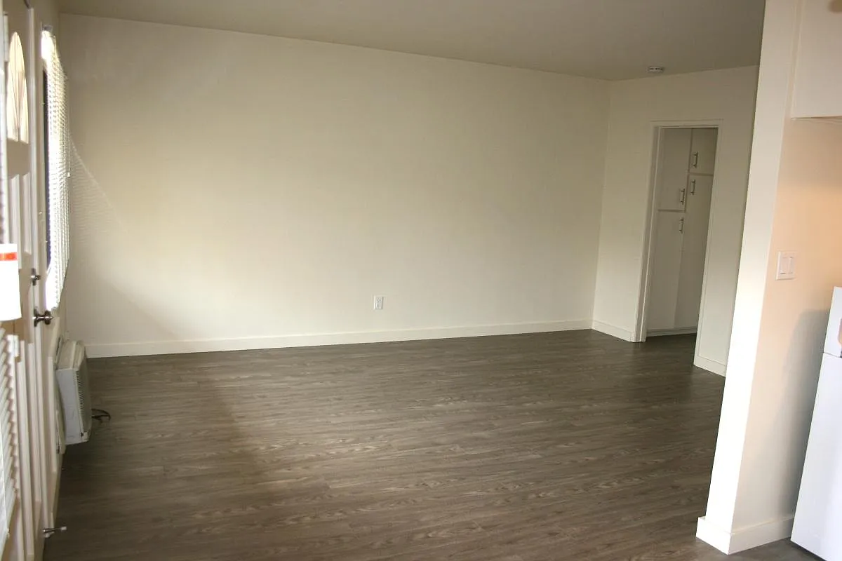 Living Room - 91 N Mar Vista Ave #6