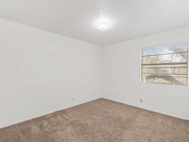 302 Algerita Dr #D — Photo 17