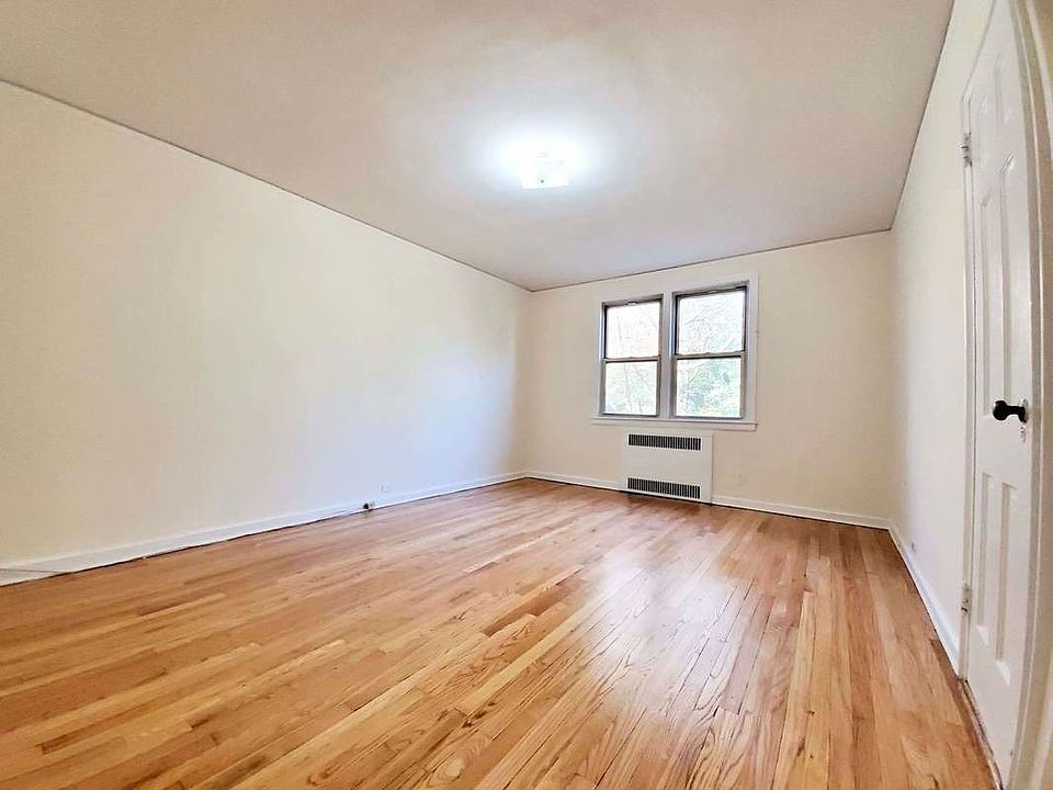2nd image of 1545 Rhinelander Ave APT 2M