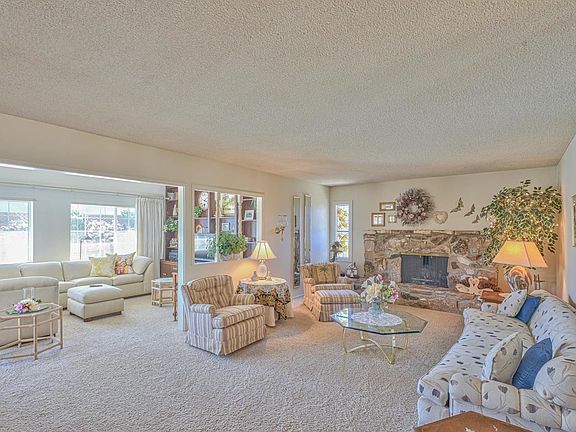 4th image of 741 Carmelita Dr