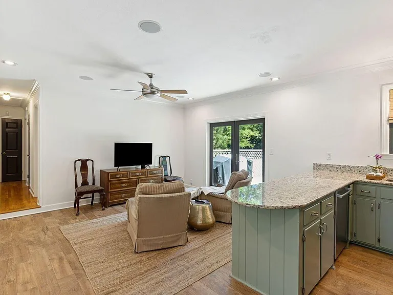 857 Stiles Dr — Photo 4