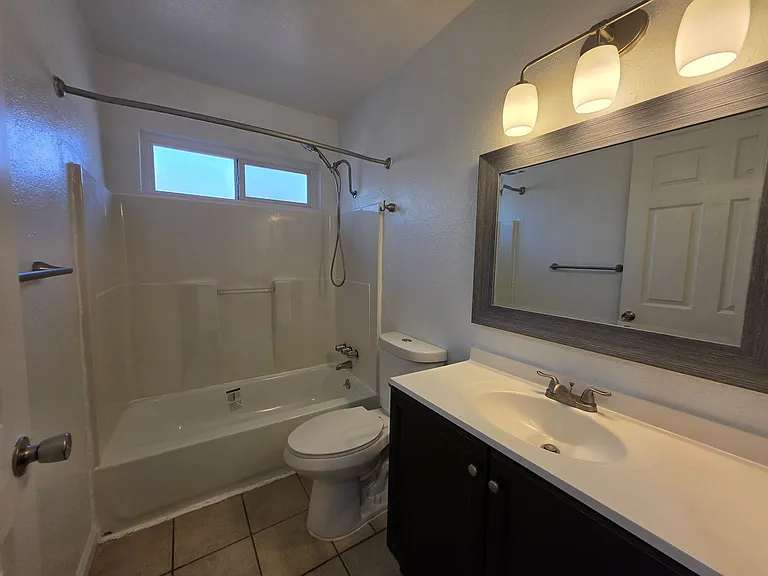 Gareth Ln - Triplex — Photo 13