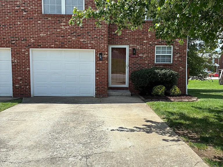 105 Parker Pl #105 — Photo 1