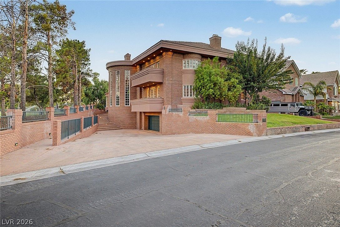 1105 Broadmoor Ave — Las Vegas Country Club