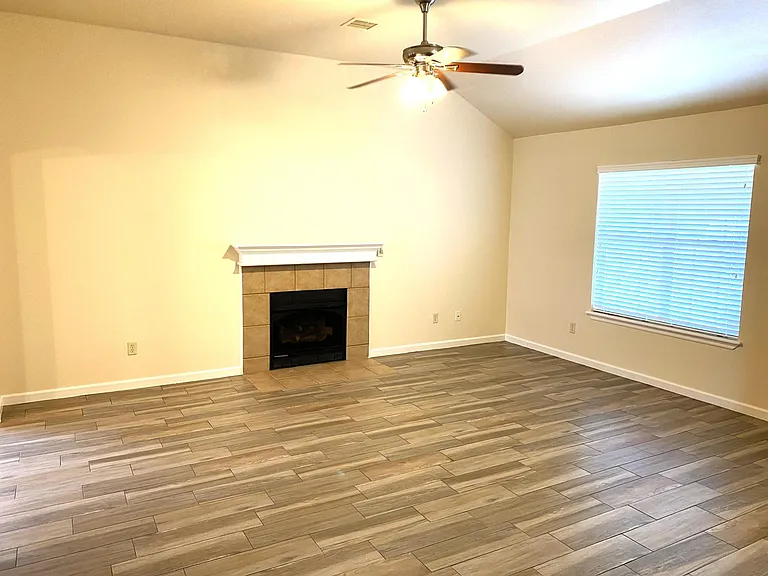 3516 E Aurora St — Photo 3