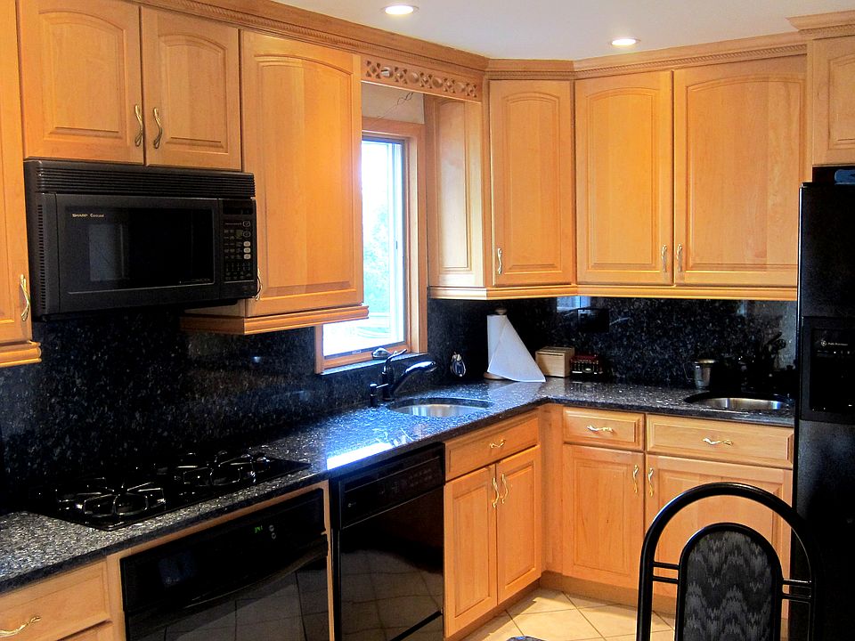 2nd image of 479 Harold St