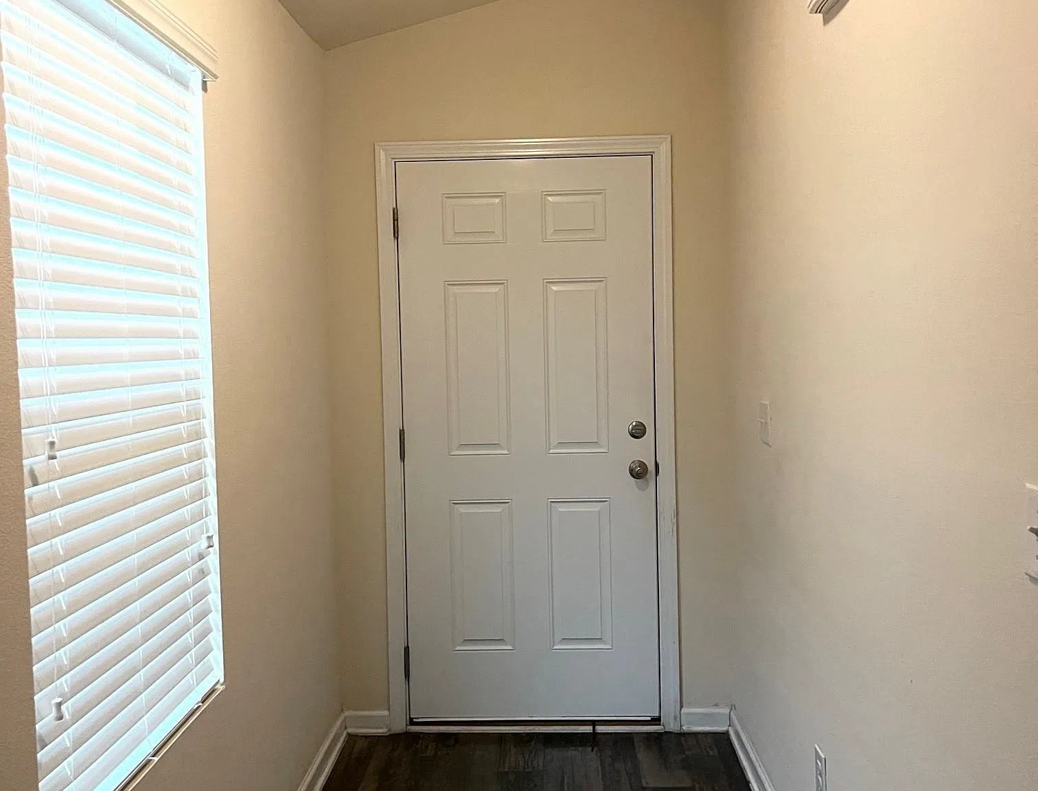 3 bed, 2.0 bath, 1420 sqft, $1,800 — Photo 3