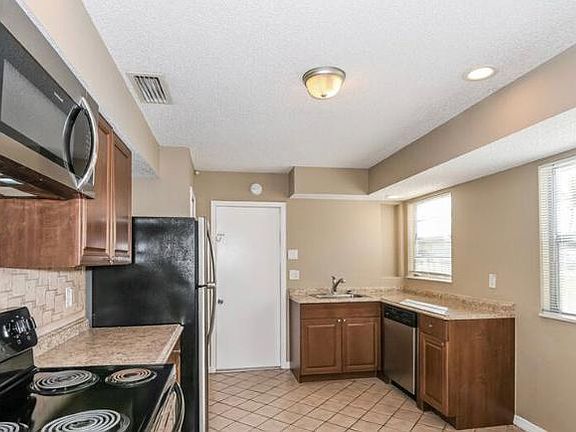 5th image of 260 Marcy St