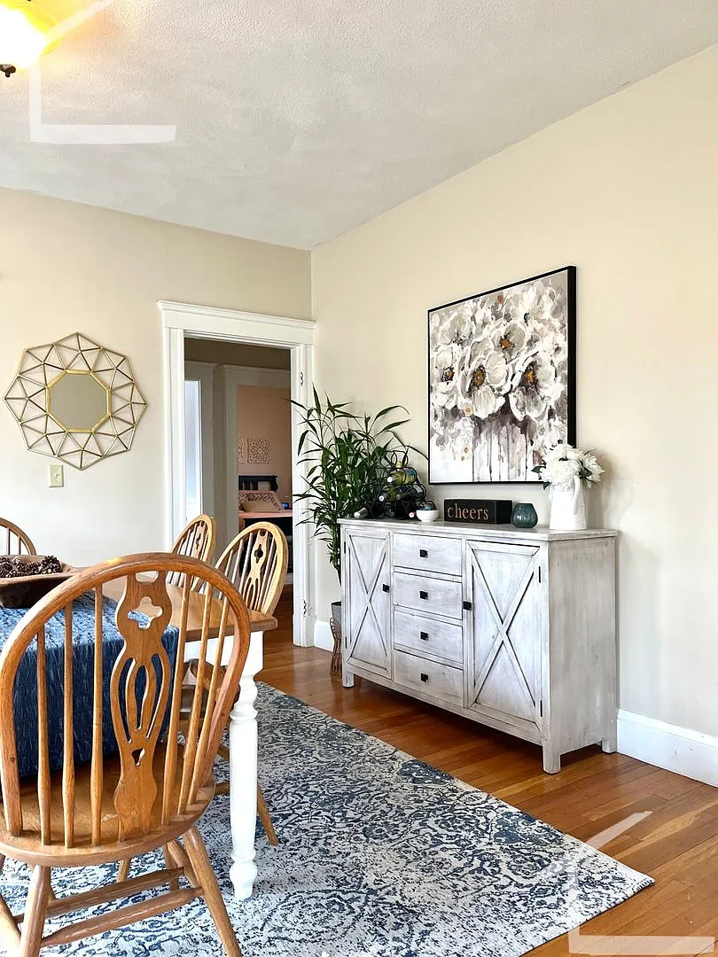 HUGE 3 bed duplex in the heart of Oak Square! — Photo 4