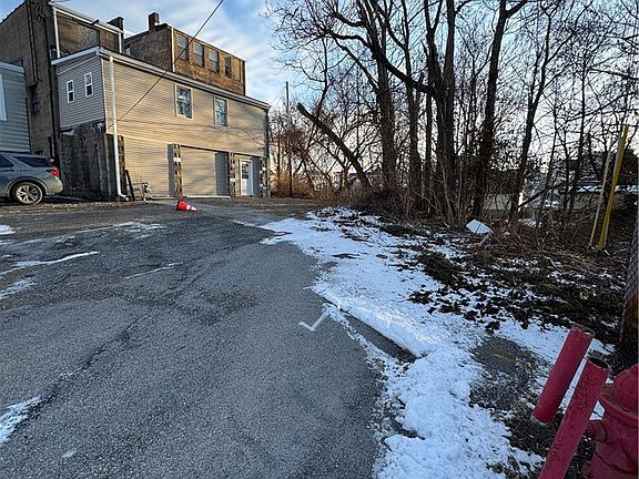5th image of 152 E Main St