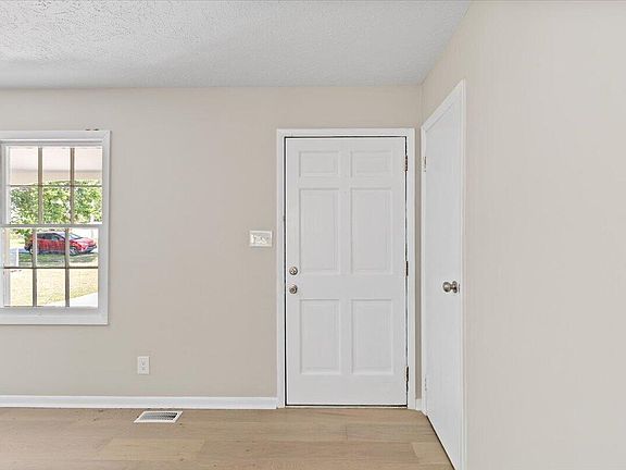 5th image of 102 Queen Guenevere Trl