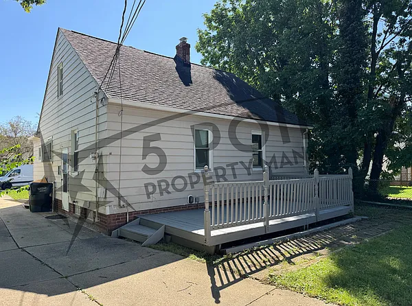 3 bed, 1.5 bath, 1368 sqft, $1,497 — Photo 2