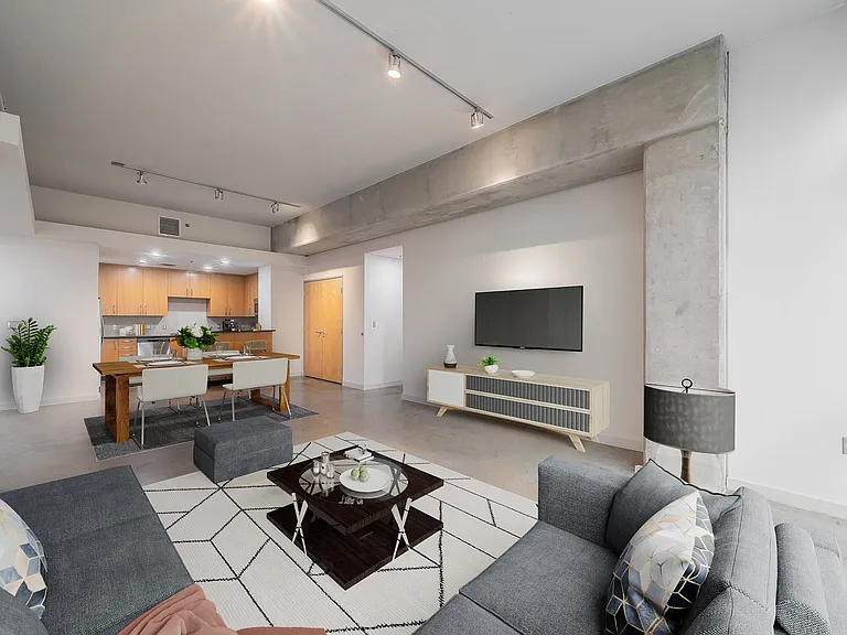 Main 3 Downtown — Photo 30