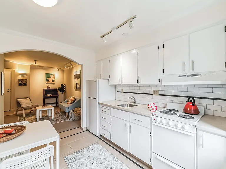Park Glenview Apartments- Boutique Senior Living — Photo 39