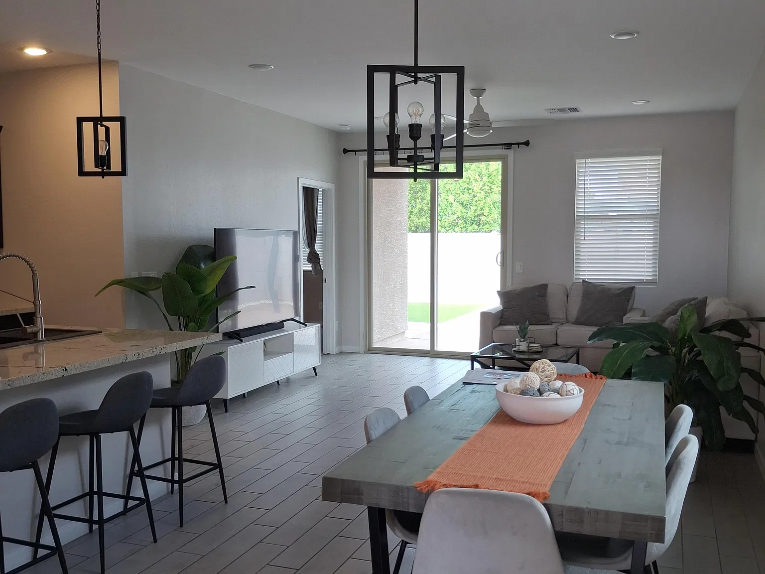 3 bed, 2.0 bath, 1317 sqft, $1,715 — Photo 2
