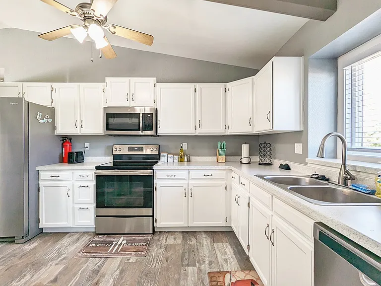 3330 Mirage Dr — Photo 32