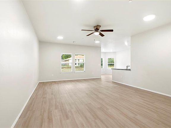 5th image of 212 E Abbot Ln