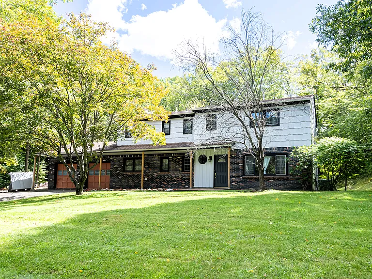 5 Beaver Brook Dr — Photo 1
