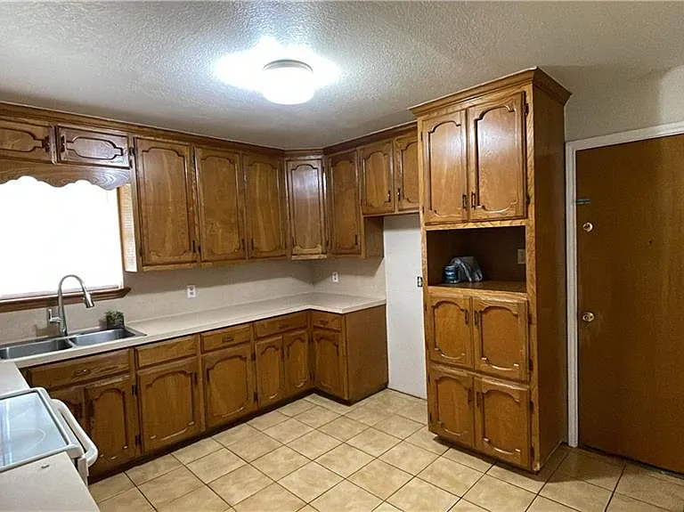 1305 James Cir — Photo 4