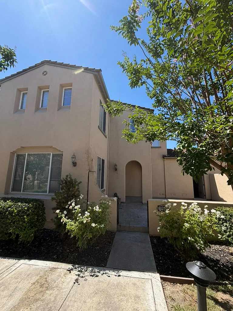 4 bed, 2.5 bath, 1659 sqft, $3,995 — Photo 2