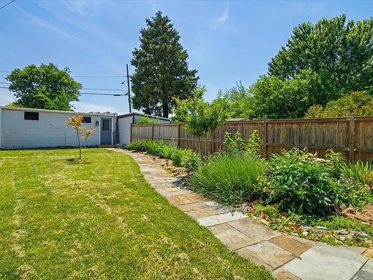 Access to the garage through the yard
