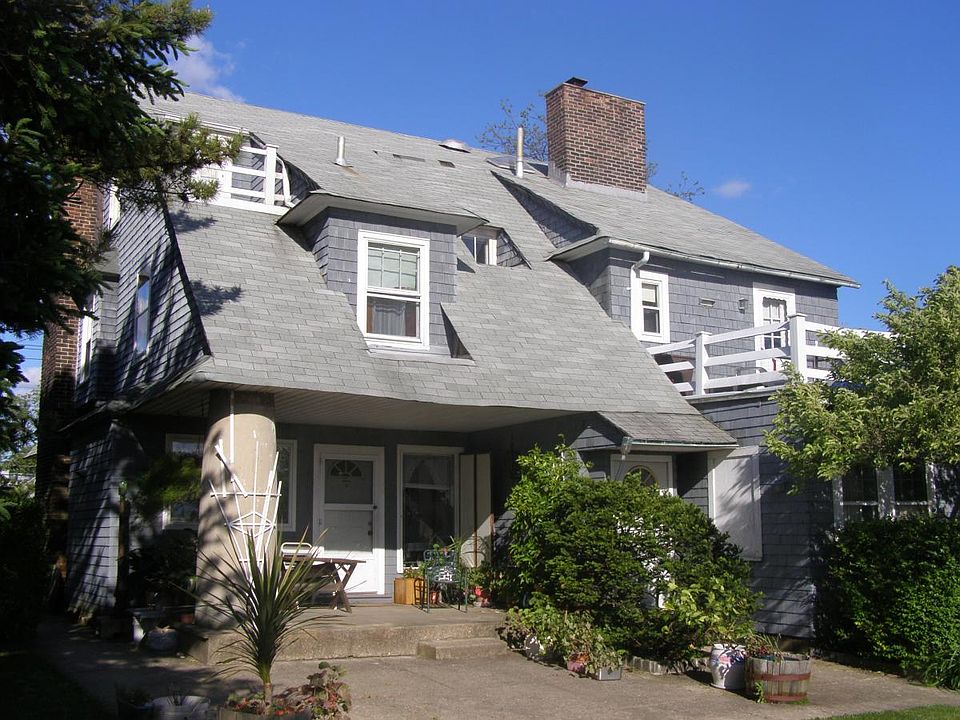 Back of house w/ separate entrance to 2nd floor