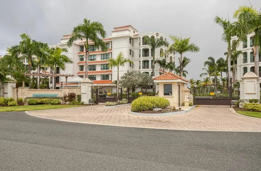 3 bed, 3.5 bath, 2696 sqft, $10,000 — Photo 2