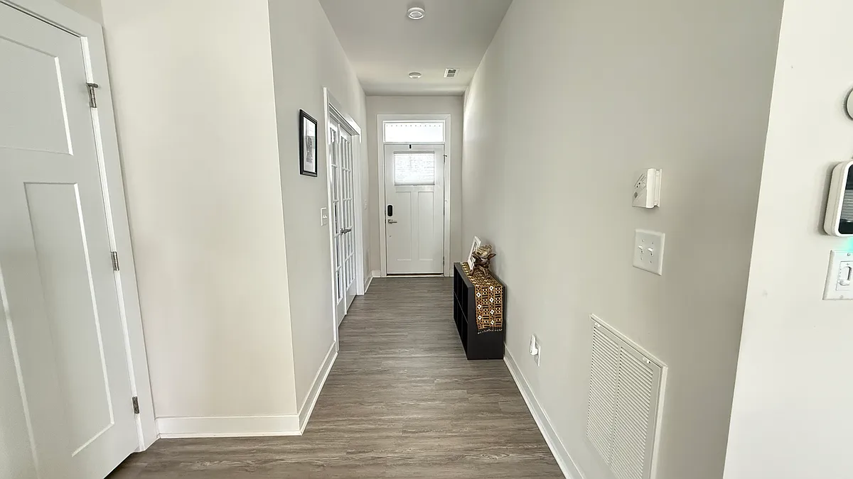 entry hallway - Scarbrough Cir SW
