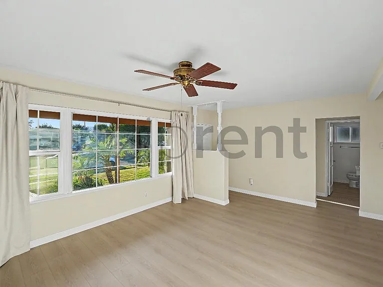 10916 Noble Ave — Photo 5