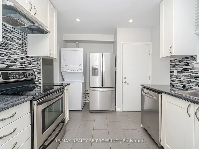 61 Avondale Blvd — Photo 12