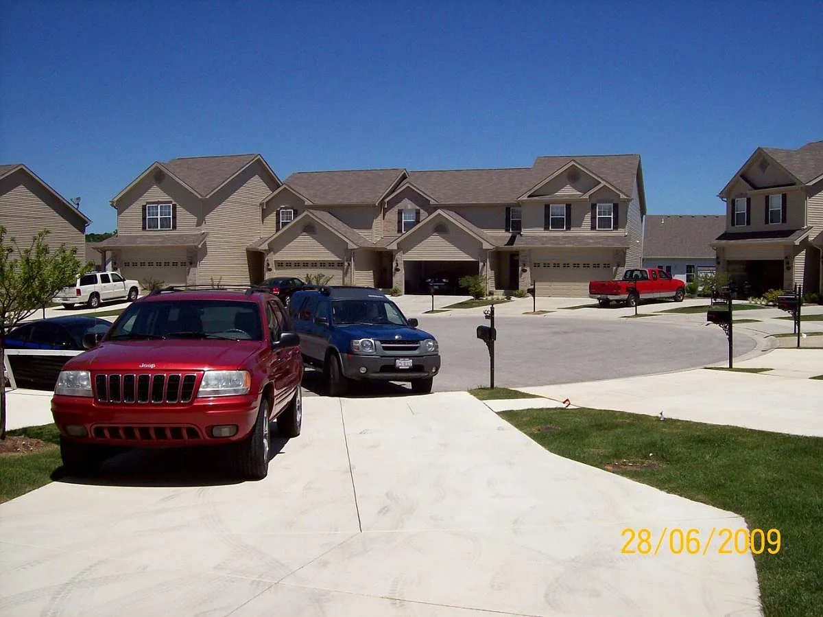 3 bed, 2.5 bath, 2580 sqft, $2,100 — Photo 2