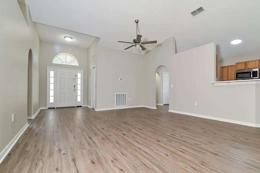 3 bed, 2.0 bath, 1612 sqft, $2,045 — Photo 3