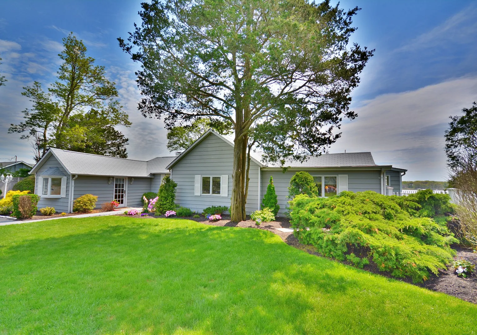 Southampton WaterFront Cottage Pool & Dock — Photo 3